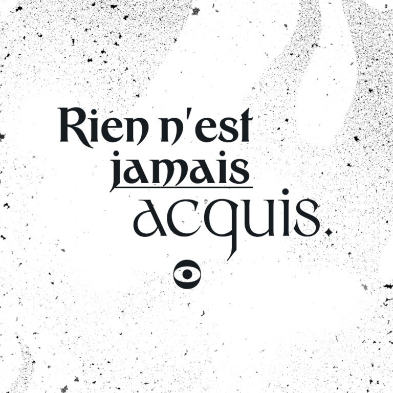 Slogan "Rien n'est jamais acquis" sur un motif de flammes texturé en noir et blanc. par Syno (Mélissa Tricot aka Synopsies)